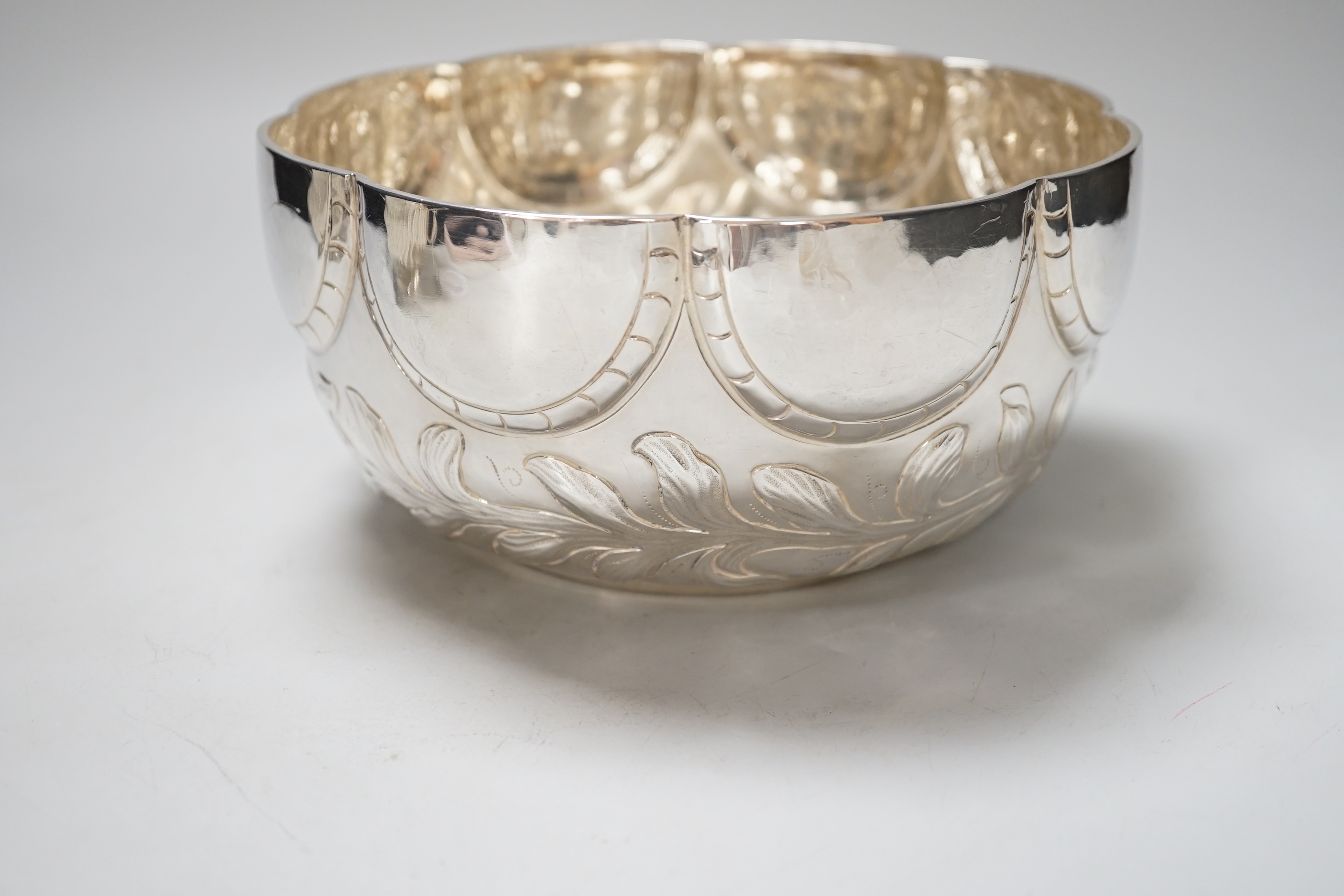 An Elizabeth II early 17th century style silver bowl, London 1968, diameter 19.5cm, 435 grams